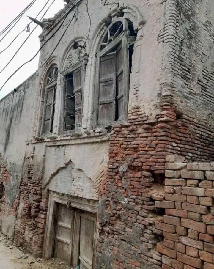 مکان ہِجرت نہیں کر سکتے 
ورنہ وہ اپنے مکینوں کی تلاش میں نکل کھڑے ہوں۔