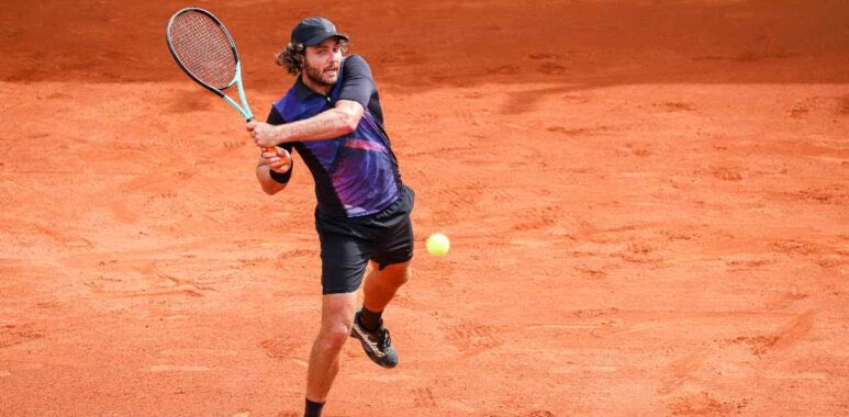 GonzaloMolins3's tweet photo. De menos a más, aprovechando cada oportunidad, Marco Trungelliti consigue una victoria de jerarquía ante Jarry.

El argentino necesitó de un 7-6 y 6-3 para vencer al chileno en sets corridos y avanzar en el #BCNOpen

El hombre qualy sorprende a Barcelona con su mejor tenis. https://t.co/50RksFAOXU