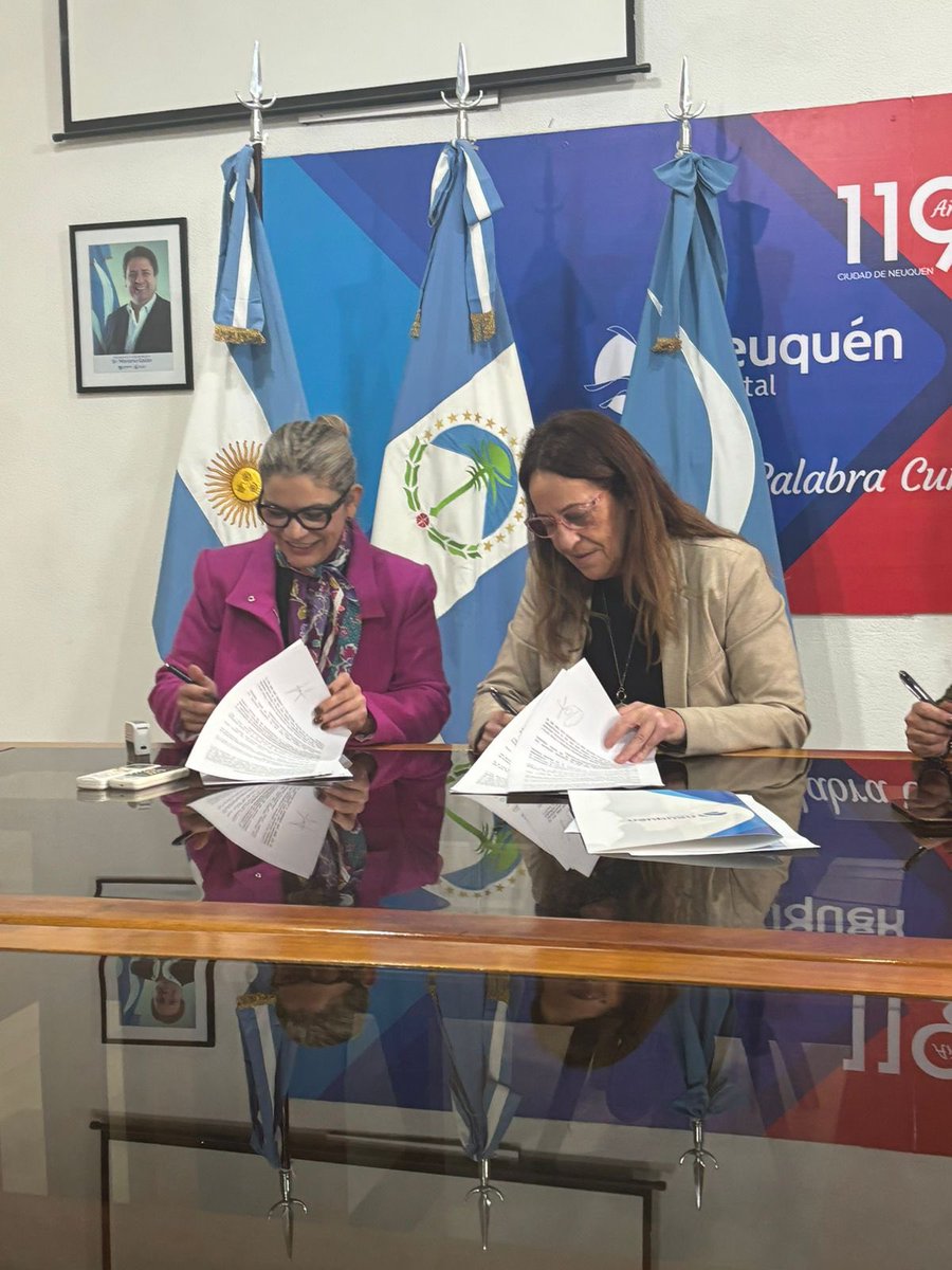 GiovanettL's tweet image. 👉Junto a la Intendenta de #RincóndelosSauces @NormaESepulveda y en representación del Intendente @MarianoGaidoOk firmamos un #ConveniodeColaboración para capacitar a personal en materia de #ANH 
@DDHH_RI_CI 
@munineuquen