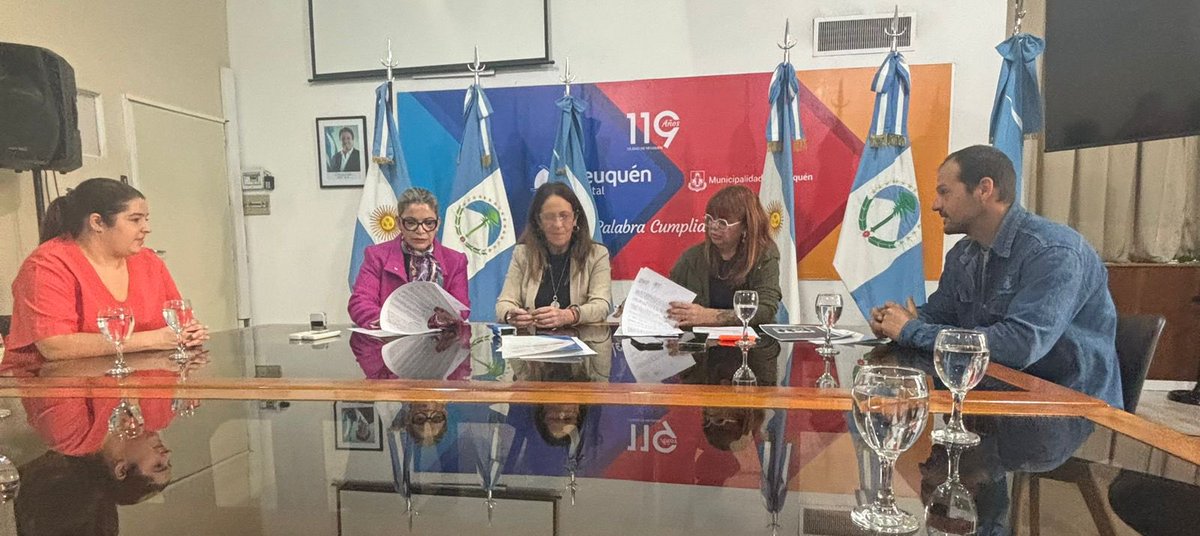 GiovanettL's tweet image. 👉Junto a la Intendenta de #RincóndelosSauces @NormaESepulveda y en representación del Intendente @MarianoGaidoOk firmamos un #ConveniodeColaboración para capacitar a personal en materia de #ANH 
@DDHH_RI_CI 
@munineuquen