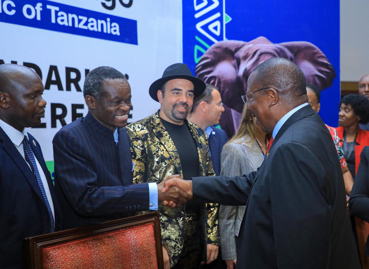 Makamu wa Rais wa Jamhuri ya Muungano wa Tanzania Mhe. Dkt. Philip Mpango akisalimiana na Prof. Patrick Lumumba ambaye ni mmoja wa watoa mada katika Mkutano wa 10 wa Shirikisho la Taasisi za Wakaguzi wa Ndani Afrika (AFIIA) unaofanyika katika Kituo cha Kimataifa cha Mikutano cha…