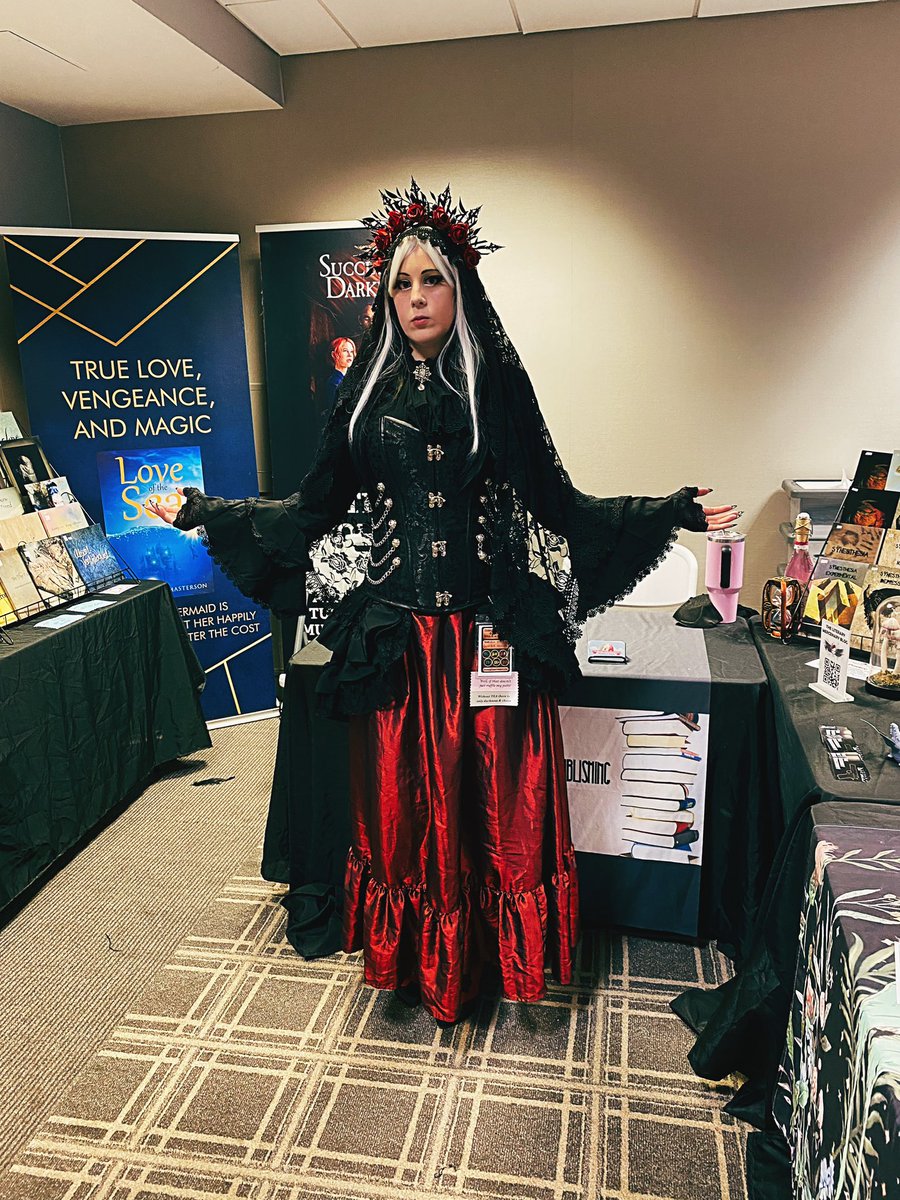 LittleAlice06's tweet photo. Has anyone seen any photos of me posted from the #ChicagoSteampunkExposition?  This happens to me at every event where dozens of people take photos of me and I never see any of them.  Would love to see them! 🙏 #ChicagoSteampunkExpo https://t.co/Mncr9n3z6J