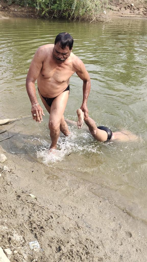 siddipetcp's tweet photo. @greatpolice. People, family members and police officers congratulated ASI Uma Reddy for his bravery in going down into the well and pulling out the dead body. @Tscops2 #greatpolice #siddipetpolice https://t.co/lWTr9PCH6y