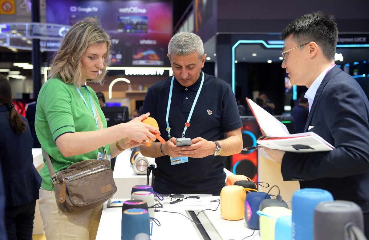 On April 15, the first day of the 135th session of the China Import and Export Fair, over 60,000 overseas offline buyers were welcomed, representing an 18.5 percent increase in participation compared to the same period of the previous session.