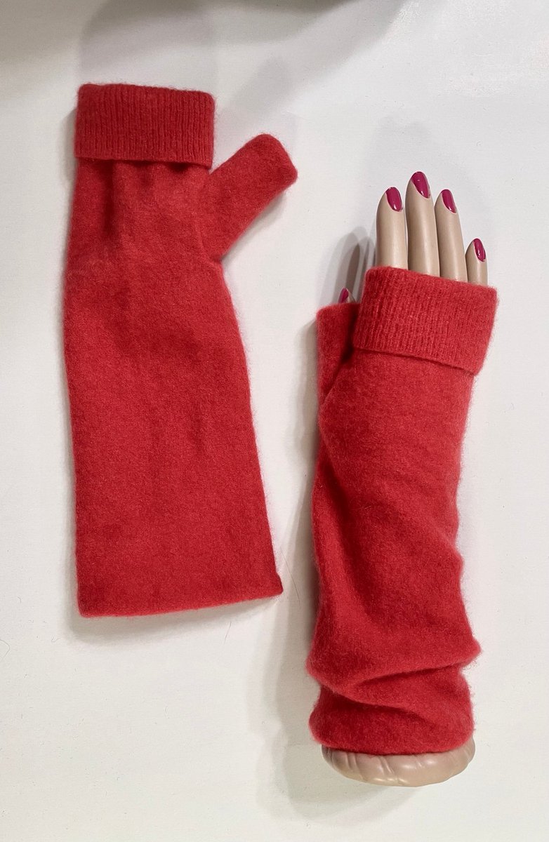 mcleodhandcraft's tweet image. #upcycledcashmere #fingerlessgloves #redorange mcleodhandcraftgifts.etsy.com/listing/171635…