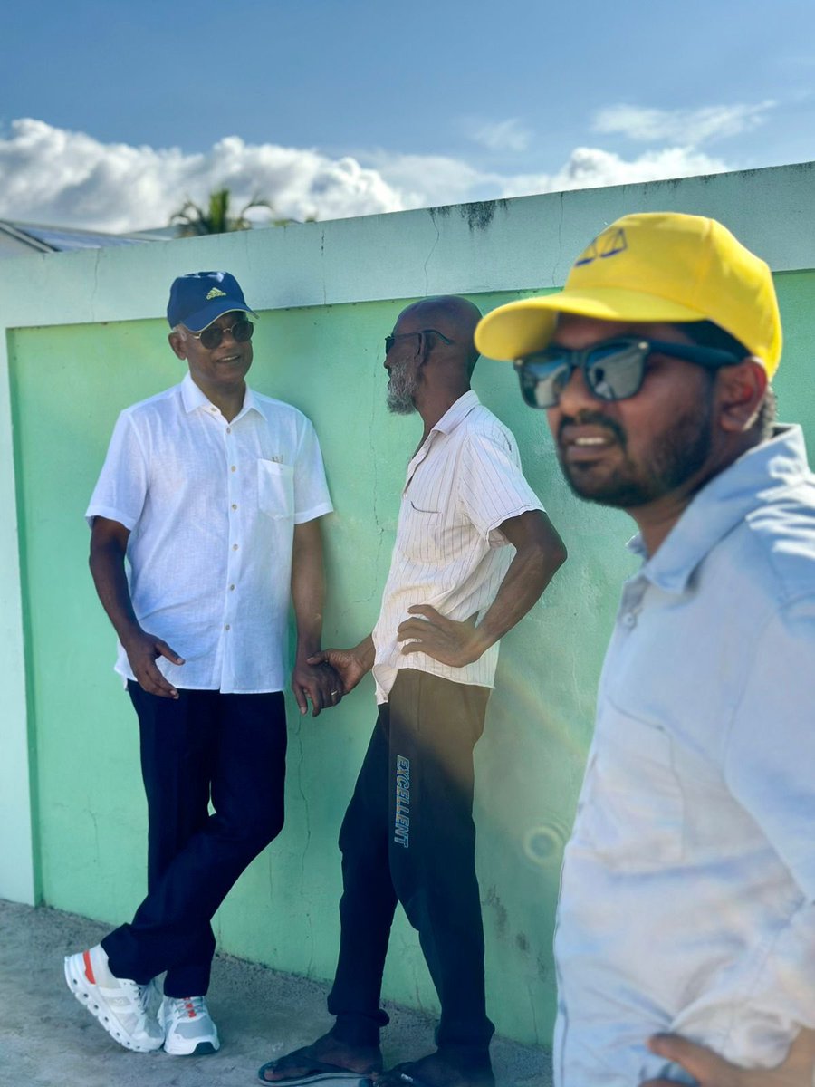 ShahuuRiza's tweet photo. މަޖިލިސް20 ހއ.އިހަވަންދޫ ދާއިރާއަށް ވާދަކުރައްވާ އެމްޑީޕީގެ ކެންޑިޑޭޓް @MoamedArif އަށް ތާޢީދު ހޯއްދެވުމަށް ރައީސް @ibusolih ހއ.އިހަވަންދޫ ރައްޔިތުންގެ ގާތަށް ދޮރުން ދޮރަށް ހިންގެވުން. 

މިސްރާބު ހަމަ މަގަށް އެޅުވުމަށް ހއ.އިހަވަންދޫ ދާއިރާއަށް ވާދަކުރައްވާ އެމްޑީޕީގެ ކެންޑިޑޭޓް މުޙައްމަދު ޢާރިފް   1⃣ ✅ އަށް ވޯޓް ދެއްވާ!  ⚖️ 

  #VoteMDP
  #MisraabuHamaMagah