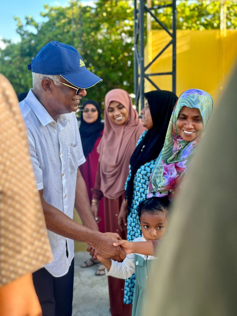 ShahuuRiza's tweet photo. މަޖިލިސް20 ހއ.އިހަވަންދޫ ދާއިރާއަށް ވާދަކުރައްވާ އެމްޑީޕީގެ ކެންޑިޑޭޓް @MoamedArif އަށް ތާޢީދު ހޯއްދެވުމަށް ރައީސް @ibusolih ހއ.އިހަވަންދޫ ރައްޔިތުންގެ ގާތަށް ދޮރުން ދޮރަށް ހިންގެވުން. 

މިސްރާބު ހަމަ މަގަށް އެޅުވުމަށް ހއ.އިހަވަންދޫ ދާއިރާއަށް ވާދަކުރައްވާ އެމްޑީޕީގެ ކެންޑިޑޭޓް މުޙައްމަދު ޢާރިފް   1⃣ ✅ އަށް ވޯޓް ދެއްވާ!  ⚖️ 

  #VoteMDP
  #MisraabuHamaMagah