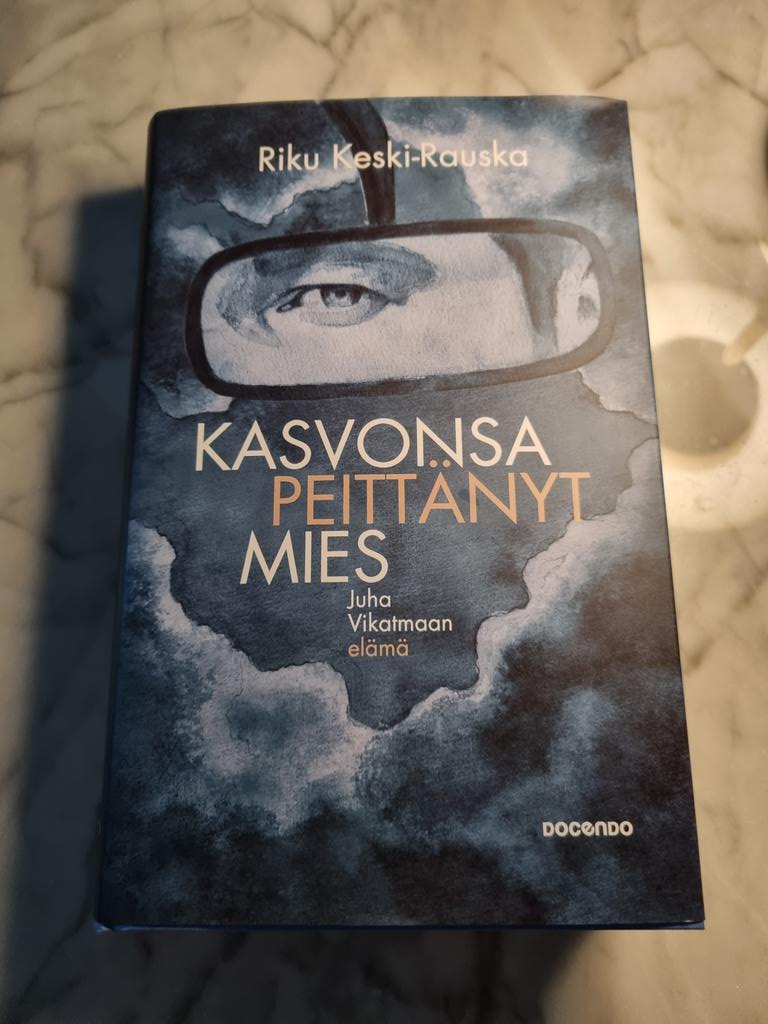 Tätä olen odottanut. @rikukeskirauska kirjoittama elämäkerta Juha Vikatmaasta. Poliitikosta ja oikeustieteen tohtorista, joka päätyi itsemurhaan 33-vuotiaana. 34-vuotiaana poliitikkona ja oikeustieteen tohtorina tämä kirja tulee jotenkin lähelle. Hyvin lähelle.