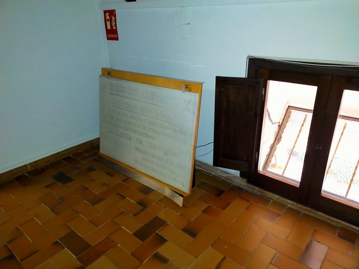 esquerraLH's tweet photo. Quines iniciatives haurà conegut @avtorresp? 🤨

❌ El que havia estat l'Espai de Memòria i Memorial Democràtic de #LHospitalet, a #CanRiera, l'han desmantellat

❌ L'exposició sobre #MemòriaDemocràtica l'han traslladat, i la tenen pel terra, amagada i de qualsevol manera
👇👇👇 https://t.co/oqF3aZ6sXk