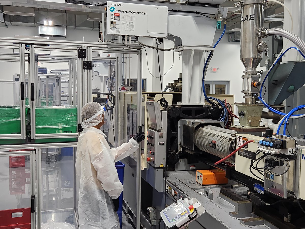 To better serve our clients in fields ranging from medical devices to food processing, we now offer turnkey cleanroom solutions for manufacturing! Our modular cleanroom allows us to offer reliable, quality manufacturing services.

Learn more: hubs.li/Q02sk4WM0