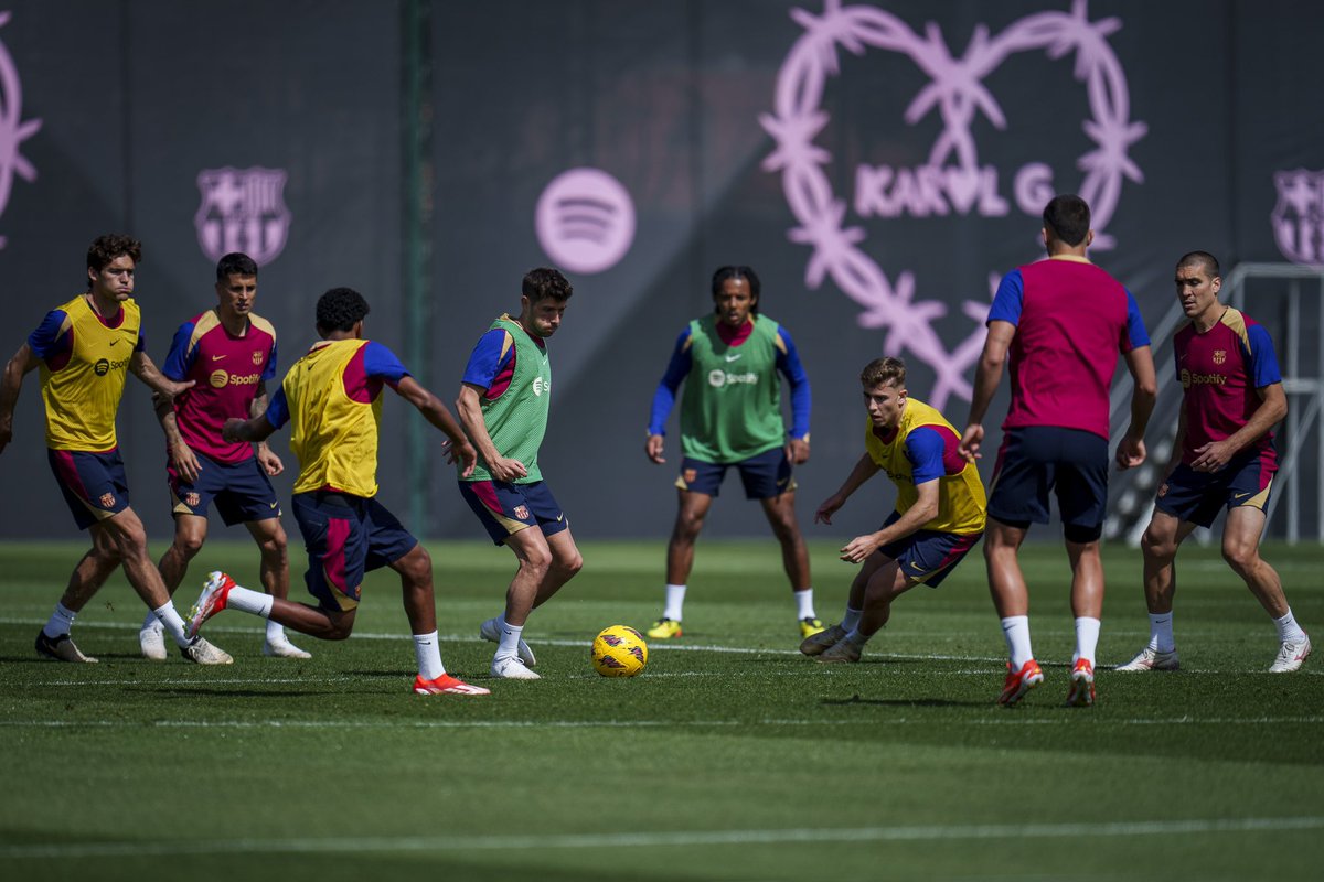 ❗️Entrenamiento del Barça después de la derrota ante el PSG y la eliminación de la Champions. Toca levantarse y pensar en el Clásico del domingo, que patrocina KAROL G, ya presente en el Camp Tito Vilanova. (Fotos vía club)