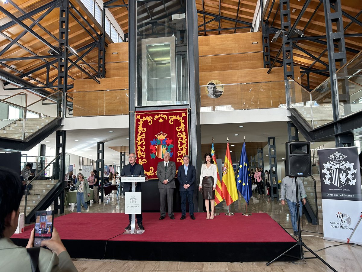 Nuestra familia profesional presente en la inauguración oficial de la Feria Municipal de FP  y Universidad de #Orihuela. Una feria q abre puertas y oportunidades para todo el alumnado. #Orientación #FP #FPDual #Empresas