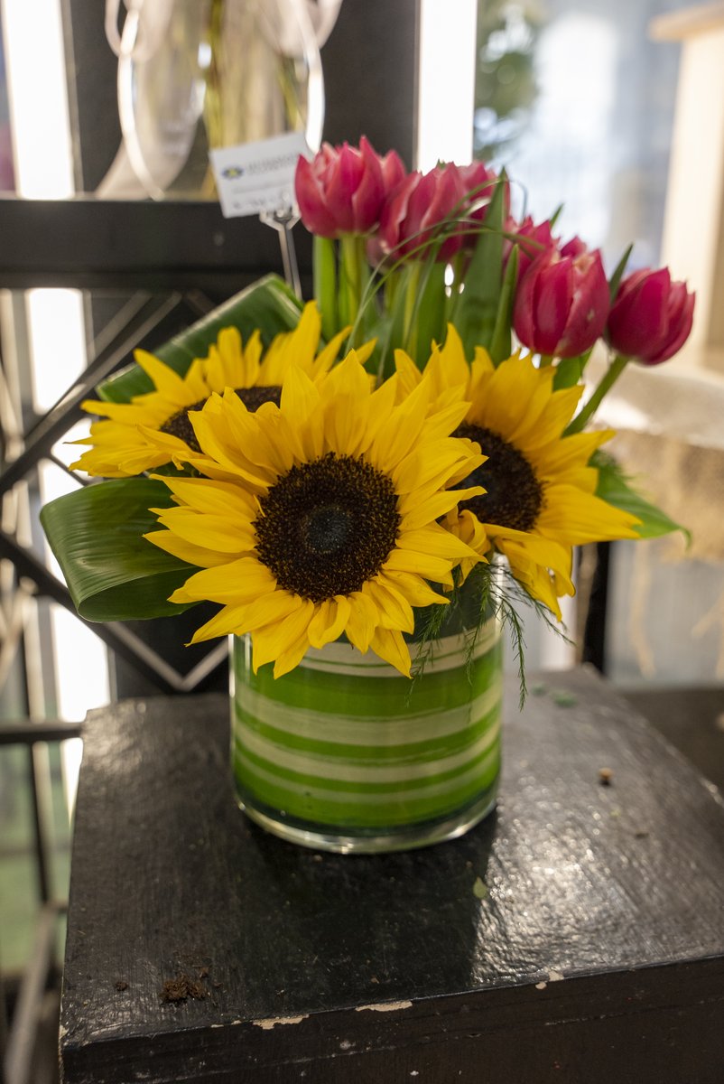 💐 Say thank you to your Admin Team with a beautiful bouquet to brighten their desk, and their day!  Show them your support and hard work means the world. 🌻🌷😊

✨HuismanFlowers.com
#AdminProfessionalsWeek #ThankYouFlowers #HuismanFlowers #GrandHavenFlorist #HollandFlorist
