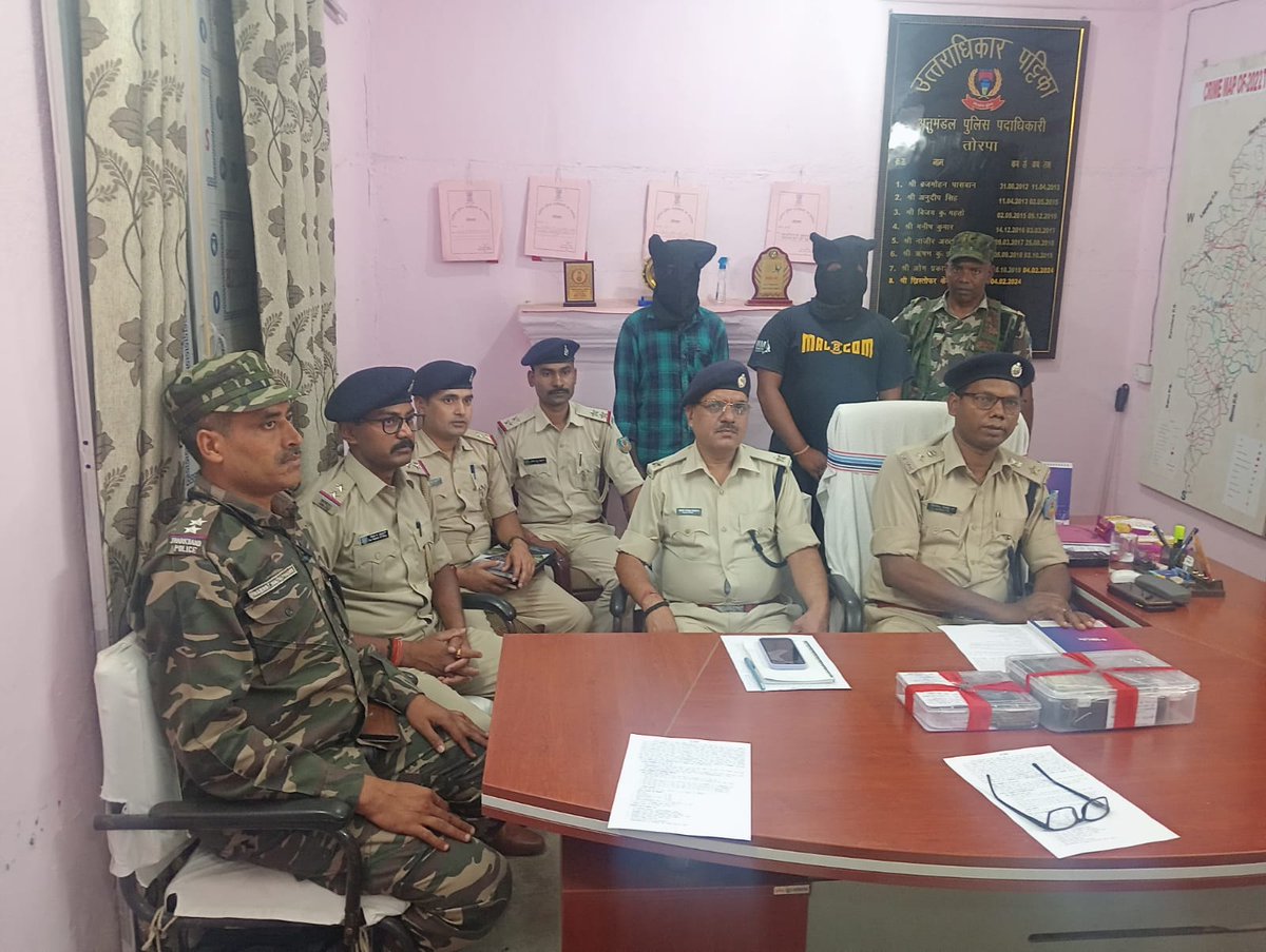 khuntipolice's tweet photo. खूंटी:-दिनांक 16.04.2024 को पुलिस अधीक्षक महोदय,खूंटी को मिली गुप्त सूचना के आधार पर रनिया थाना अंतर्गत जलमादी-गंजना जंगल से रनिया पुलिस ने प्रतिबंधित उग्रवादी संगठन PLFI के एरिया कमांडर हर्षिद गुड़िया एवं एक सक्रिय सदस्य को एक देशी कट्टा,10 जिंदा गोली,पिठु बैग,PLFI पर्चा...1/2 https://t.co/7onof0xWn9
