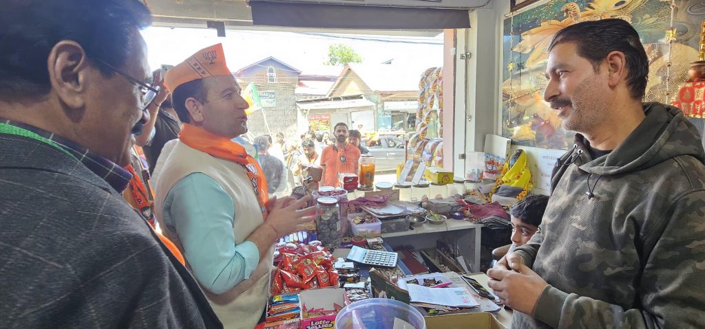 The enthusiastic welcome extended by the residents of #Kuleed and #Wessar during the door-to-door campaign serves as a strong support for the upcoming Lok sabha elections. #Abki_baar_400_paar #ModiGuarantees #ModiKaParivaar @BJP4India @BJP4JnK