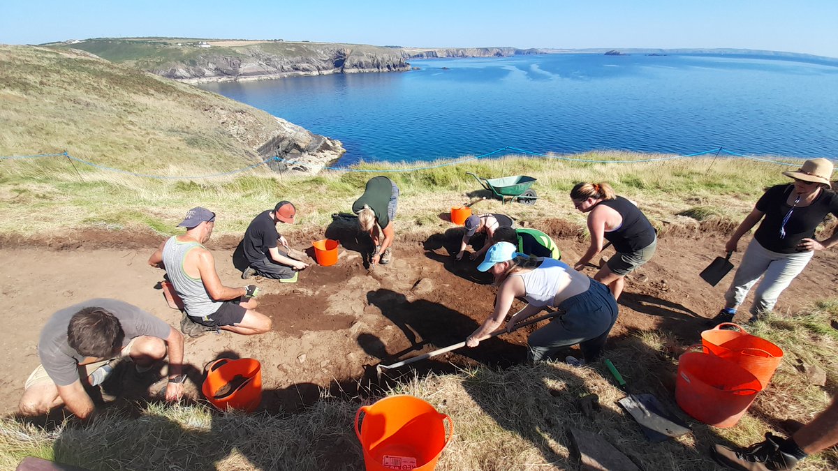 📢In time for #HillfortsWednesday, the new iteration of the Research Framework for Late Bronze & Iron Age Wales has been launched online: archaeoleg.org.uk/pdf/review2024… Huge thanks to all the individuals and organisations who helped bring this new document together 👏 📷 Caerfai 2021