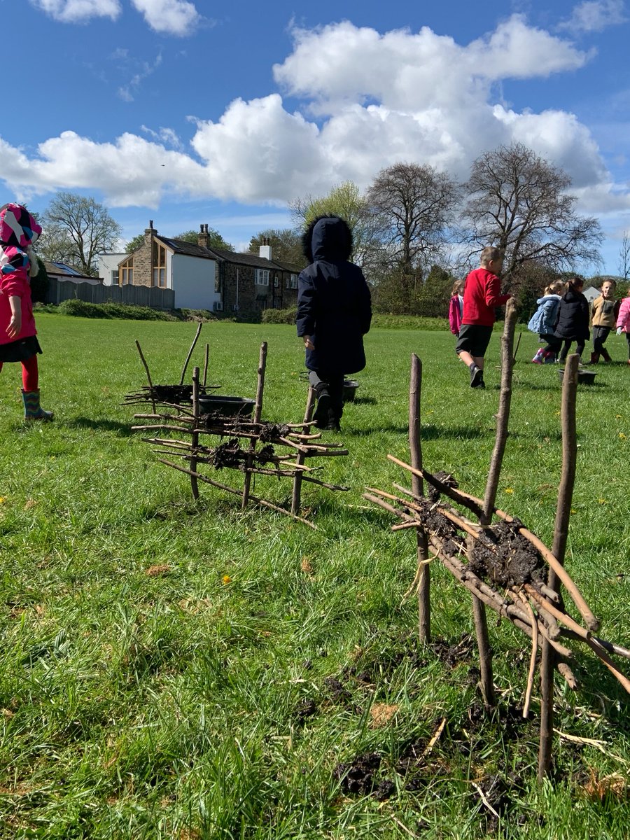 Class 1 have taken part in a Fire of London workshop this morning! We learnt how to make walls like they did in London during this time. We made our miniature walls by using sticks, wattle and daub (which in the olden days included manure)! We were very lucky with the weather ☀