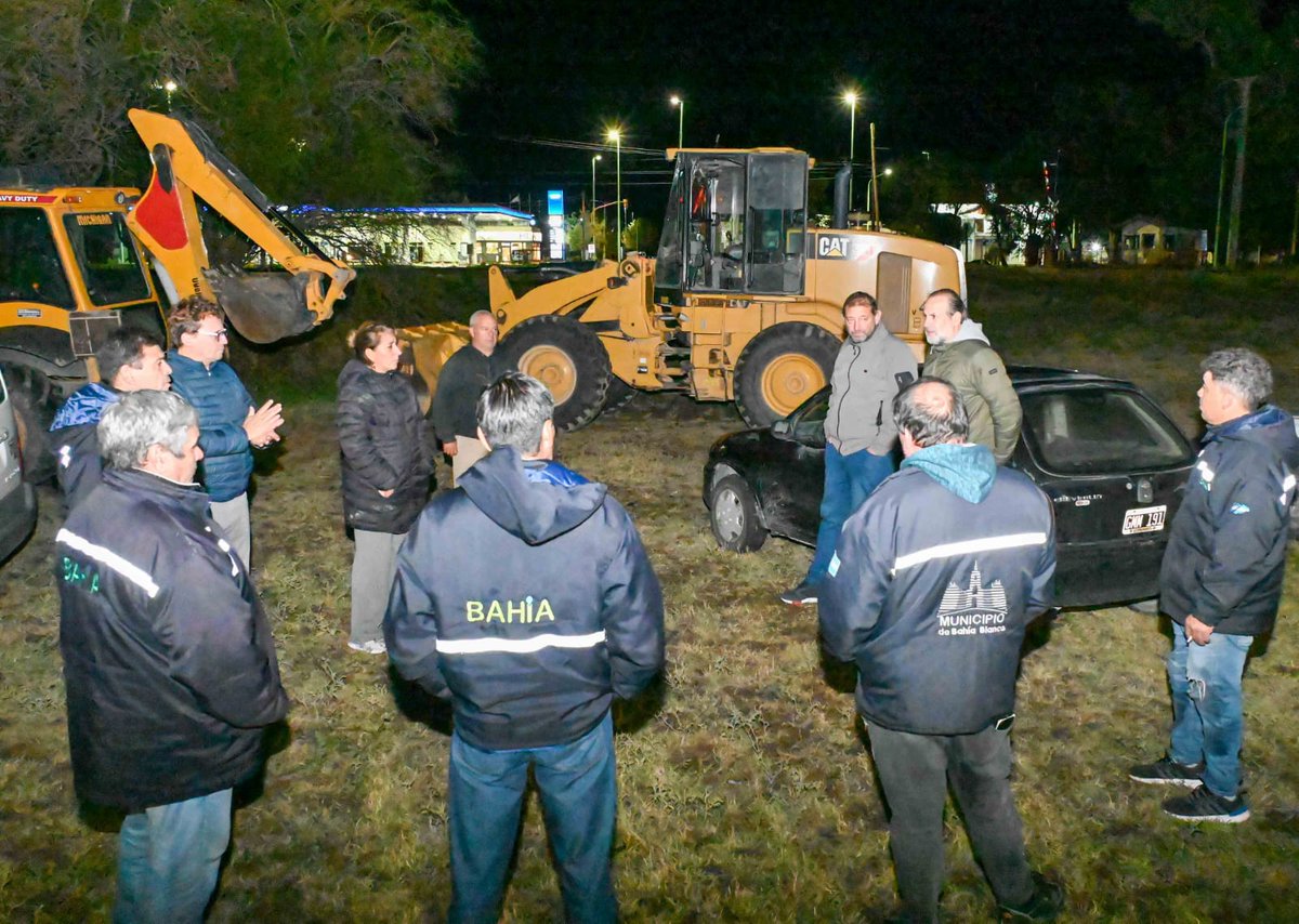 Los dispositivos de emergencia y evacuación funcionaron adecuadamente y personal de delegaciones vigiló durante toda la noche, con maquinaria preparada para intervenir, los diversos cauces de agua del partido.