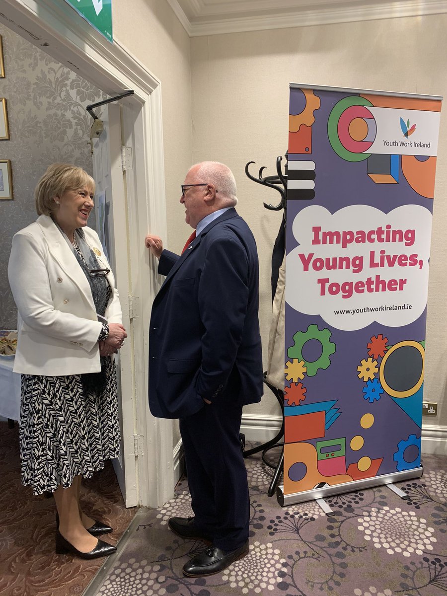 Our ceo @PburkeJ interacting with @HHumphreysFG at the Oireachtas Briefing. Thank you for supporting youth services and youth work. #impactingyounglivestogether @dcediy