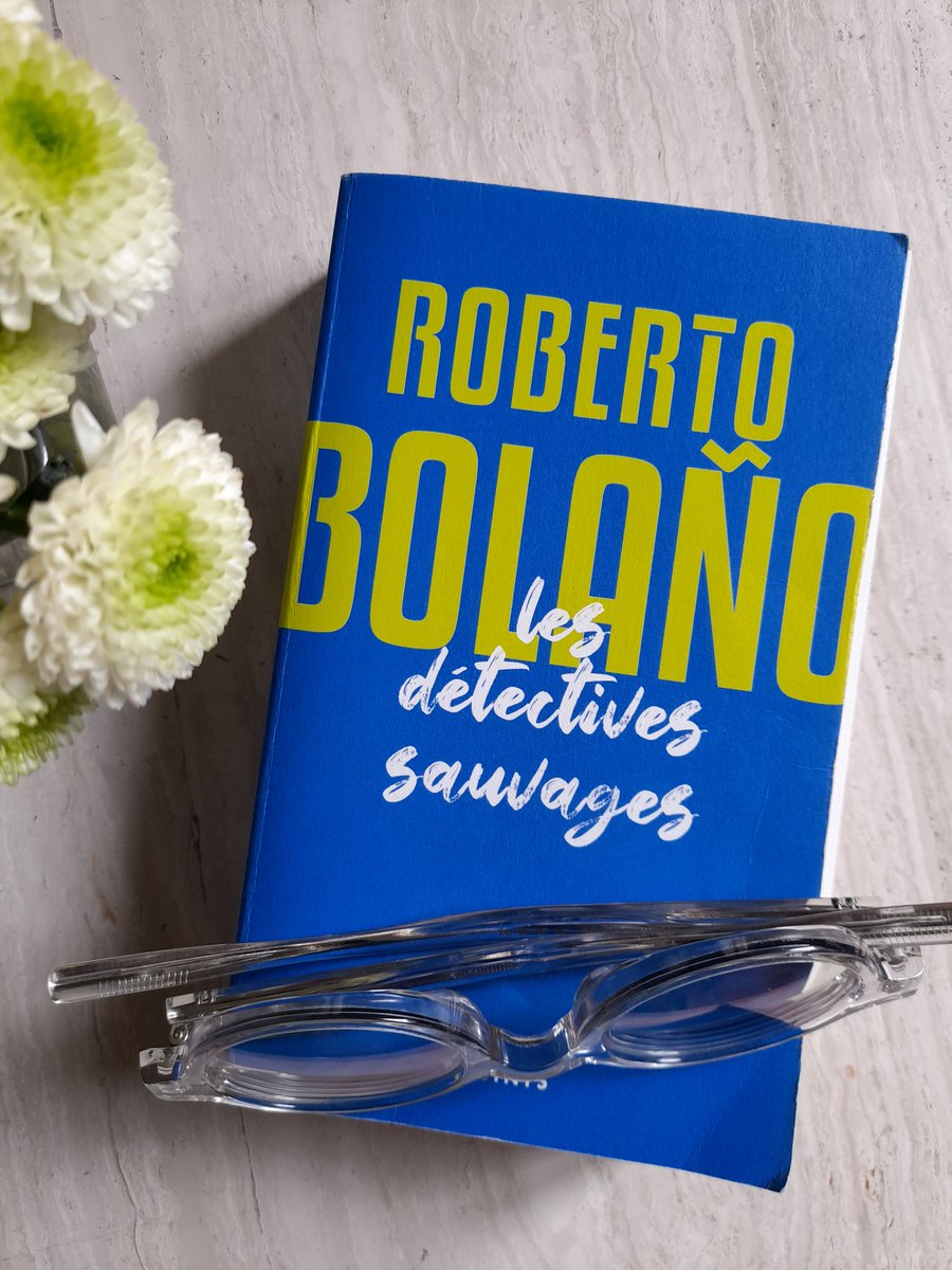 Estoy inmerso en 'Los detectives salvajes', la gran novela del escritor chileno Roberto Bolaño ✒️📖. Me encanta su descripción del círculo de los jovenes poetas del 'realismo visceral' en el DF 🇲🇽 de los años 1970. ¿Les gusta esta obra icónica de la literatura latino americana?