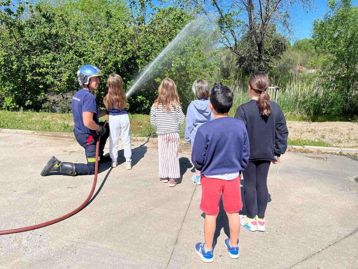 👨🏻‍🎓Un grupo de estudiantes ha visitado hoy el #Parque47 de #BomberosCM de  #PozueloDeAlarcón.  

🚒 Los pequeños han aprendido la importancia de esta profesión en la prevención y actuación en las #Emergencias.

¡Gracias por venir a conocernos! 👏

#ASEM112