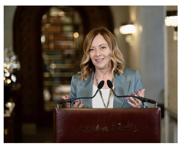 elio_vito's tweet photo. Meloni parla da sola.
A Tunisi Meloni ha fatto un’altra “conferenza stampa” senza stampa e senza domande, comodo così ma poco democratico.
Se queste sono le usanze del regime tunisino è ancora più grave che Meloni le abbia accettate e condivise, evidentemente si trova a suo agio. https://t.co/8f7pHoDev2