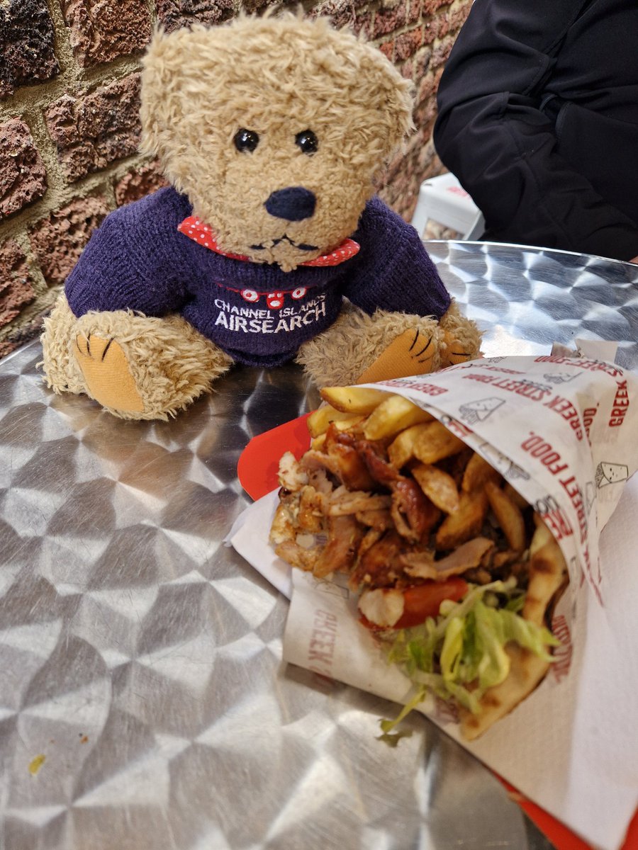 Spot of lunch at @CamdenMarket - so many options but I went for Greek gyros from @eliagreekfood. Yummy! 🐾 #TedsTravels