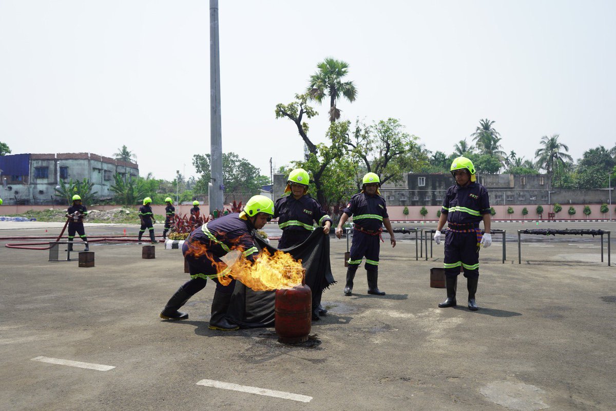 Impressive display of skills during live demonstration drill organised at Fire Service Training centre, Kolkata during Fire Service Week 24. The event also saw participation of trainees from AAI , Tata Steel ,BAPL, Chhattisgarh Govt., IRB, Sindhudurg and GMR Delhi.