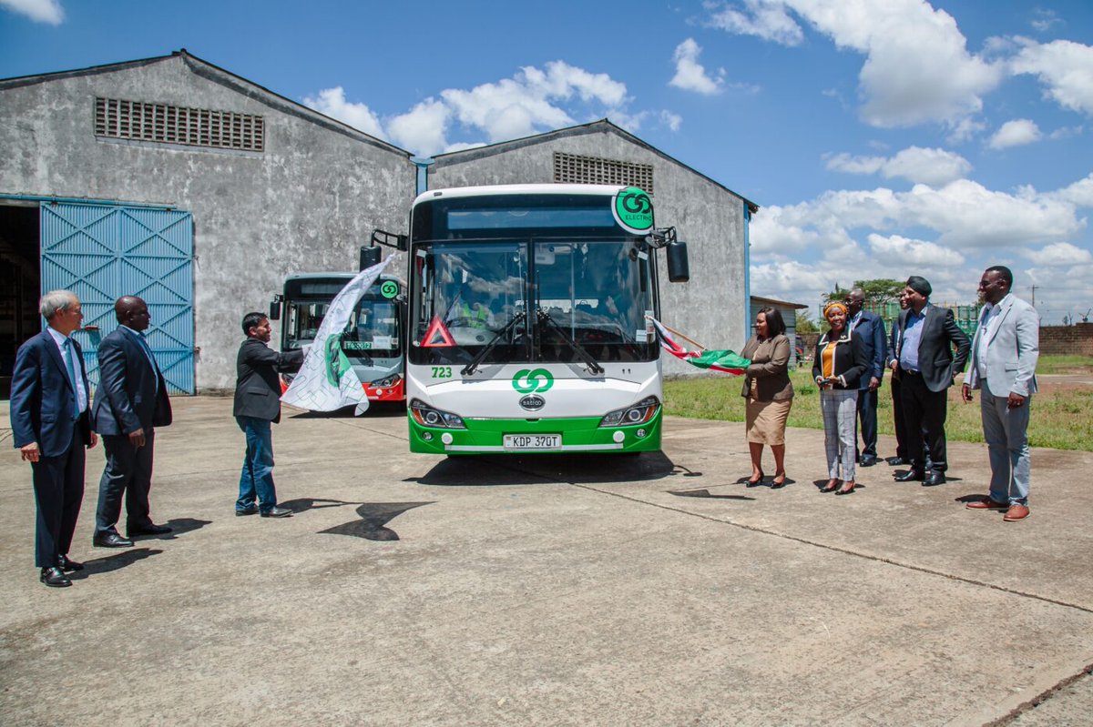 Kenia will beim Umstieg von Diesel- auf E-Busse eine weltweite Führungsrolle einnehmen. Ziel der Regierung ist, dass ab 2027 alle ÖPNV-Busse in dem afrikanischen Land elektrisch fahren. Eine wichtige Rolle spielt dabei ein nun eröffnetes Werk für E-Busse. ow.ly/aHfo50RhZCw