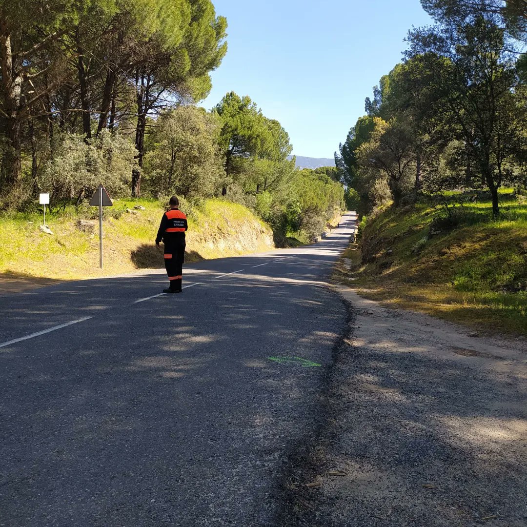 Pcbomberosvla's tweet photo. Éste sábado pasado estuvimos señalizando y asegurando la Ruta de los Puentes.

Marcha por los puentes más emblemáticos de nuestra villa. Donde grande y pequeños pudieron disfrutar de nuestro entorno.

#proteccioncivillaadrada#lasprotescuentan #laadrada  #rutadelospuentes https://t.co/7z23NbYrD8