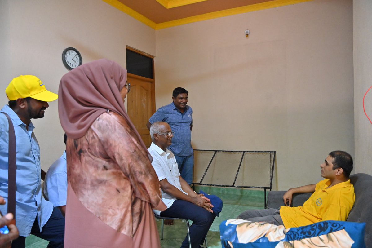 MDPSecretariat's tweet photo. މަޖިލިސް20 ހއ.އިހަވަންދޫ ދާއިރާއަށް ވާދަކުރައްވާ މިޕާޓީގެ ކެންޑިޑޭޓް @MoamedArif އަށް ތާޢީދު ހޯއްދެވުމަށް ރައީސް  @ibusolih ހއ.އިހަވަންދޫ ރައްޔިތުންގެ ގާތަށް ދޮރުން ދޮރަށް ހިންގެވުން. 

މިސްރާބު ހަމަ މަގަށް އެޅުވުމަށް ހއ.އިހަވަންދޫ ދާއިރާއަށް ވާދަކުރައްވާ އެމްޑީޕީގެ ކެންޑިޑޭޓް މުޙައްމަދު ޢާރިފް   1⃣ ✅ އަށް ވޯޓް ދެއްވާ!  ⚖️ 

   #VoteMDP
   #MisraabuHamaMagah