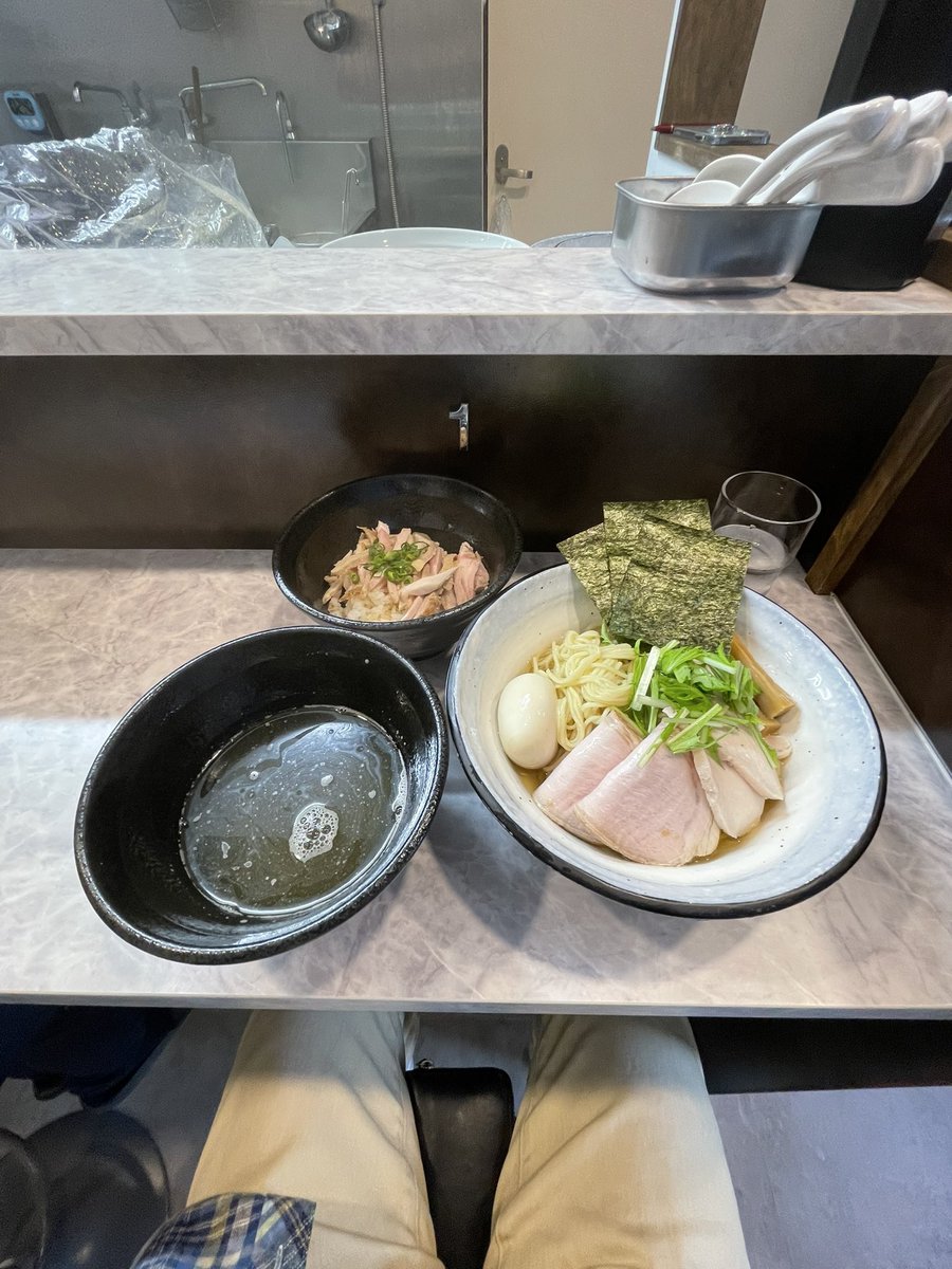 愛しき万蕾さんの全乗せ昆布水つけSOBA❣️味はお任せでオーダー❗️多分白醤油？＋チャーシューご飯😚トゥルッと旨うまな昆布水に浸かった麺をまずはそのまま😆その後は極上なつけ汁に付けて食せば旨ぁっ🥹‼️後は夢中に啜って完飲完食😘色々ありがとうございました🙏
#麺響万蕾
#至高のらーめん