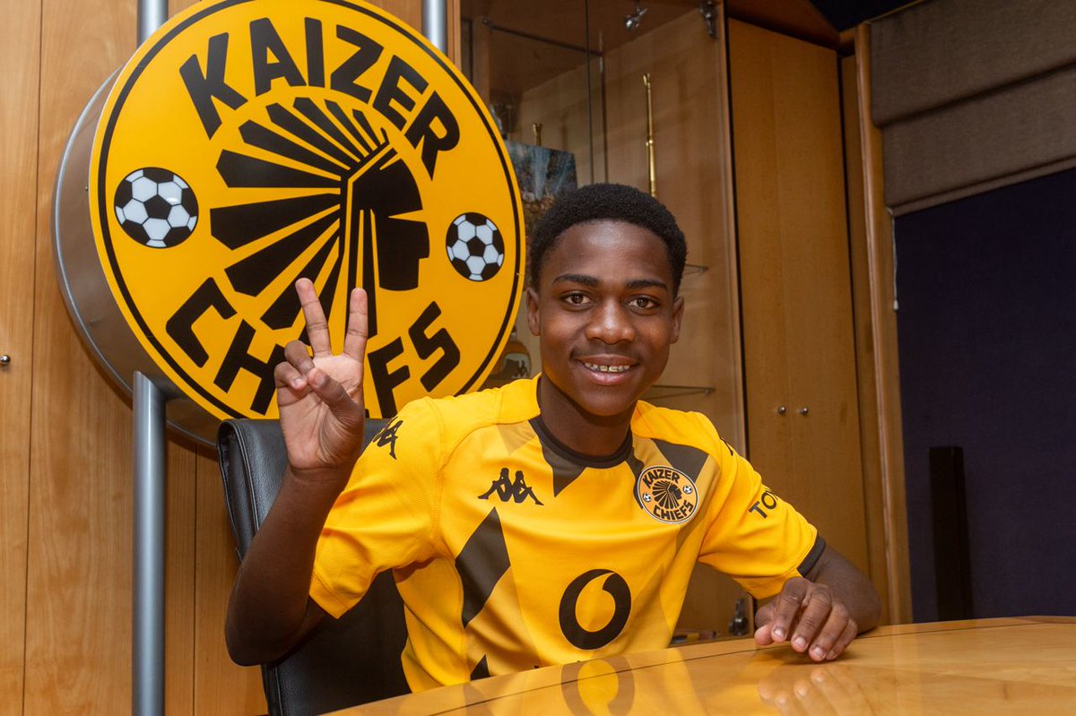 Player Updates: Vilakazi Handed Senior Team Contract Kaizer Chiefs have handed teenage sensation, Mfundo Vilakazi, a contract extension that will see him stay at Naturena until June 2028. Read more: kaizerchiefs.com #Amakhosi4Life