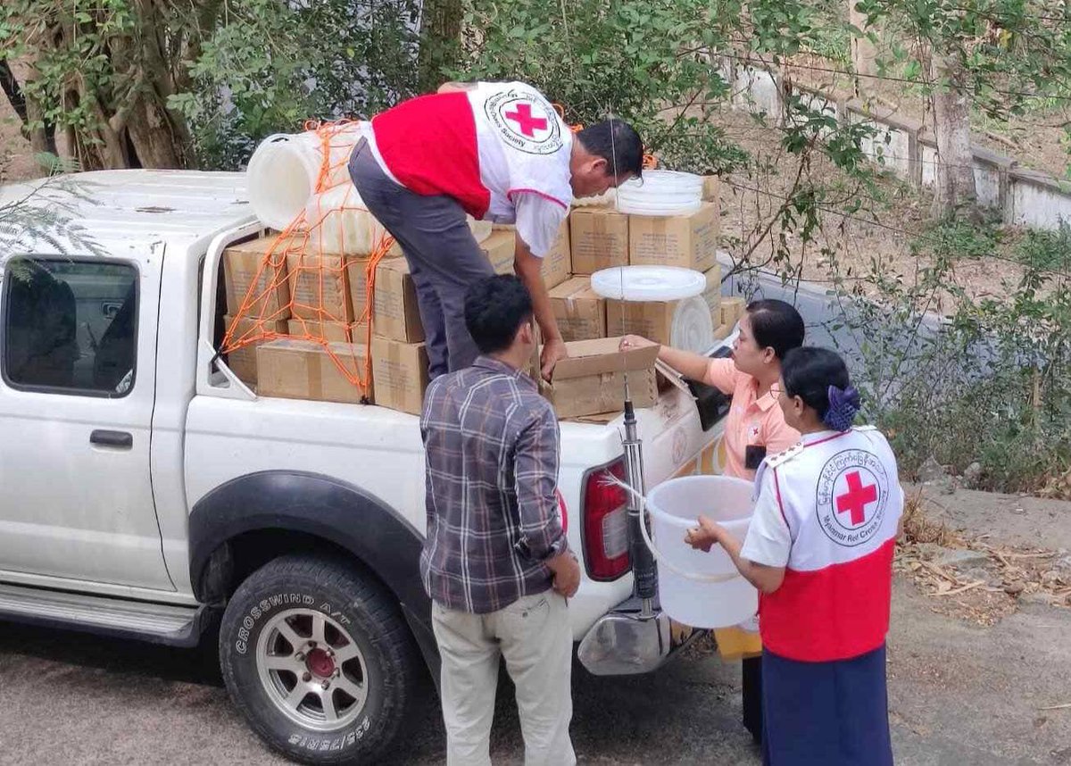 In Myanmar, Red Cross volunteers are helping people in need. When people were recently displaced in Mawlamyaing, @MyanmarRedCross teams provided rice and hygiene items to offer comfort. These small actions make a difference every day.
