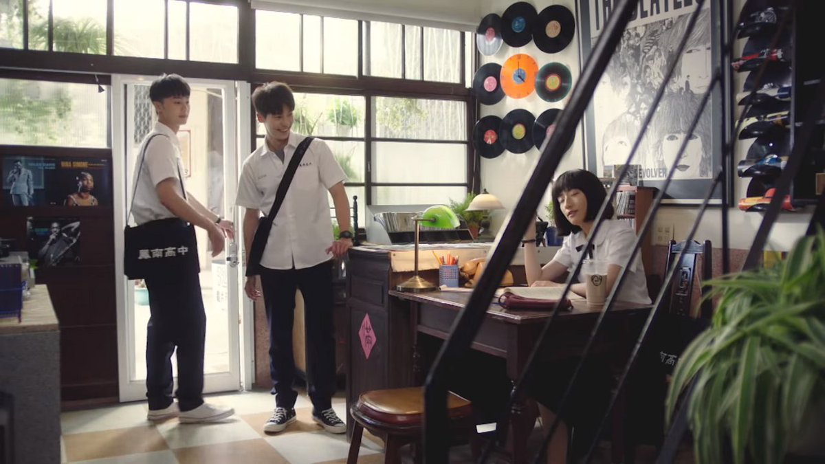 비디오대여점이랑 레코드샵
남주가 지켜보고 있는지 모르는 알바생 여주
시간을 넘나드는 쌍방구원서사
상견니 생각이 안날수가 없자나