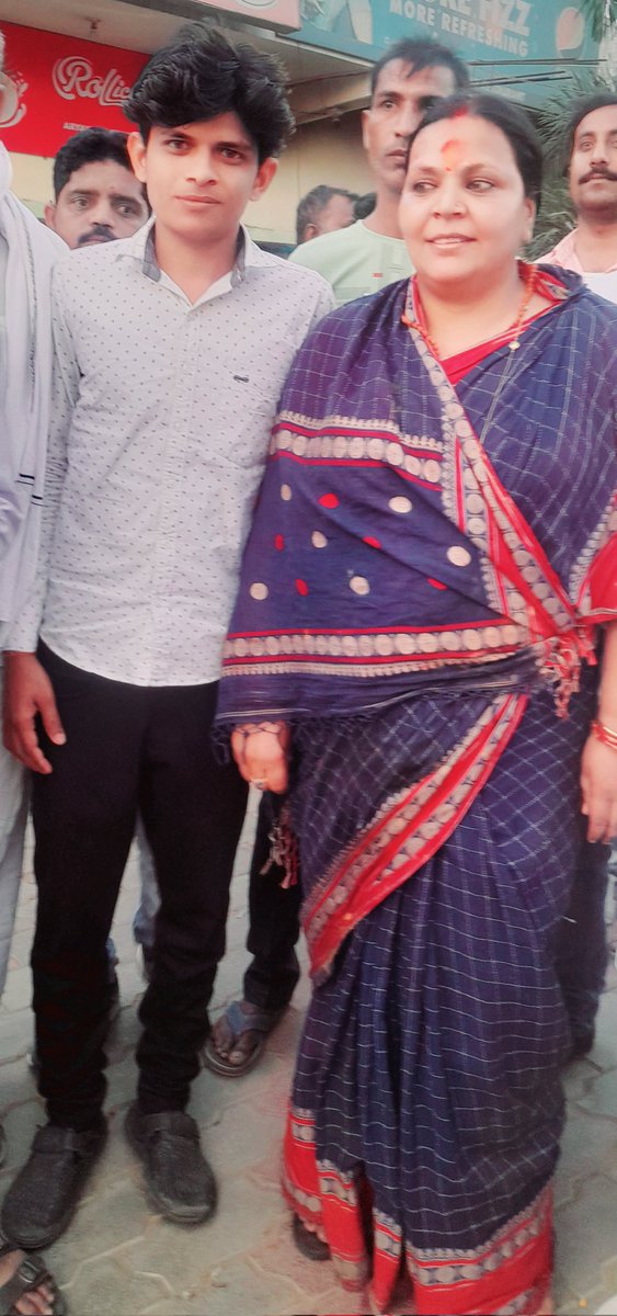 KrishKu74210477's tweet photo. झारखंड की सबसे हॉट सीट गोड्डा लोकसभा से कांग्रेस से टिकट मिलने की खुशी में माननीय विधायक श्रीमती दीपिका पांडेय सिंह जी के साथ एक फोटो। https://t.co/m5p8eOcMS1