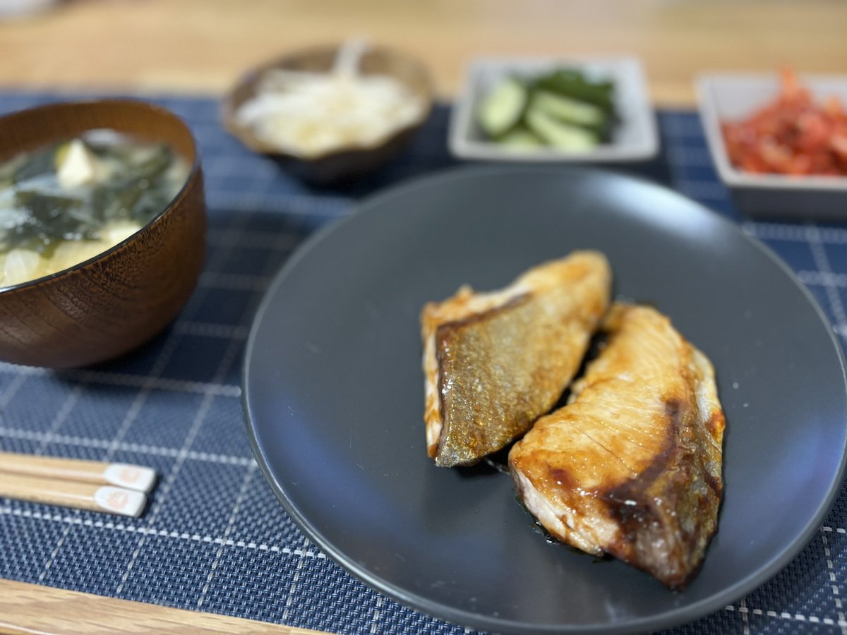 710sne's tweet photo. 鰤の照り焼きはタレでご飯が進んじゃいます🍚🤤新玉ねぎはスライスしたのと、お味噌汁に😊
#おうちご飯
#ぶりの照り焼き https://t.co/CZpYWUtE7l
