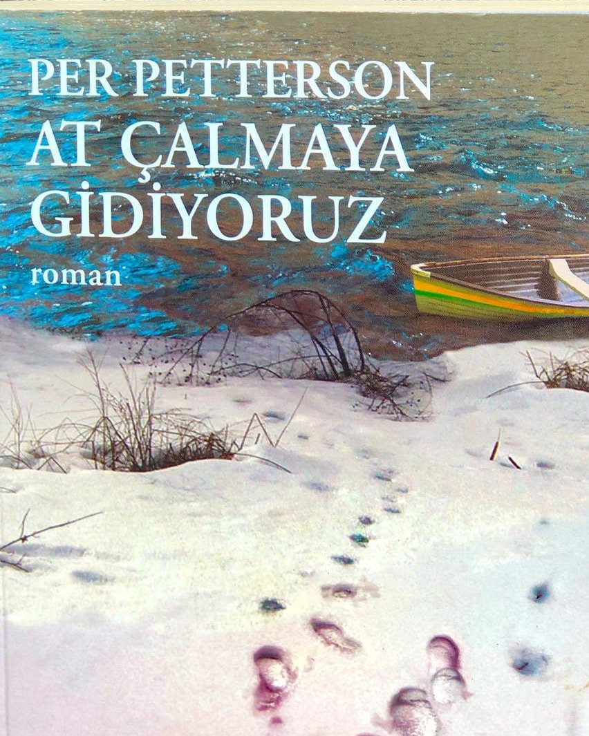 Filmi de çekilmiş, izleyemedim. Per Petterson'un 'At Çalmaya Gidiyoruz' romanını çıktığında okumuştum. Bazı kitaplardan geriye içerik değil de bir atmosfer kalır: 'O kitabın atmosferi.' 'At Çalmaya Gidiyoruz' belleğime atmosferiyle kaydoldu.