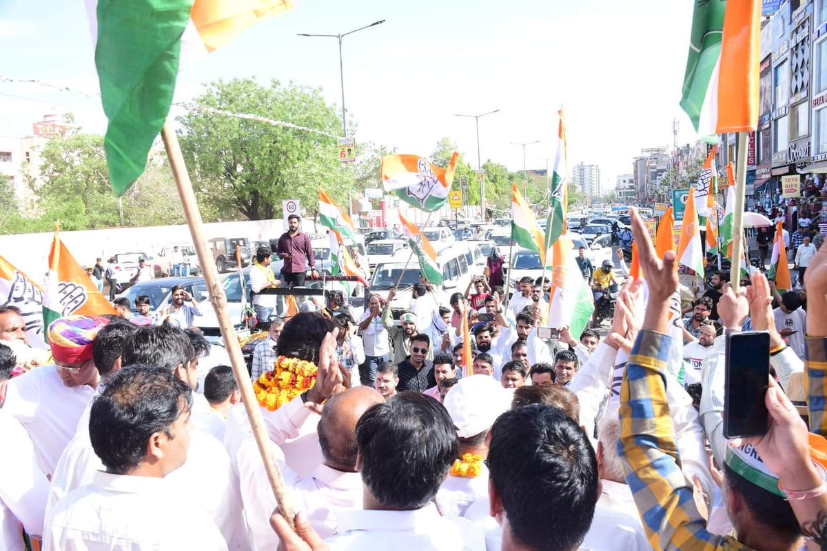 आज जयपुर ग्रामीण की झोटवाड़ा विधानसभा में कांग्रेस प्रत्याशी श्री अनिल चोपड़ा जी के समर्थन में आयोजित रोड़ शो में हिस्सा लिया | आप सभी मतदाताओं से विनम्र अपील है कि 19 तारीख को होने वाले प्रथम चरण के चुनाव में सभी कांग्रेस प्रत्याशीयों को भरी बहुमत से विजयी बनायें |