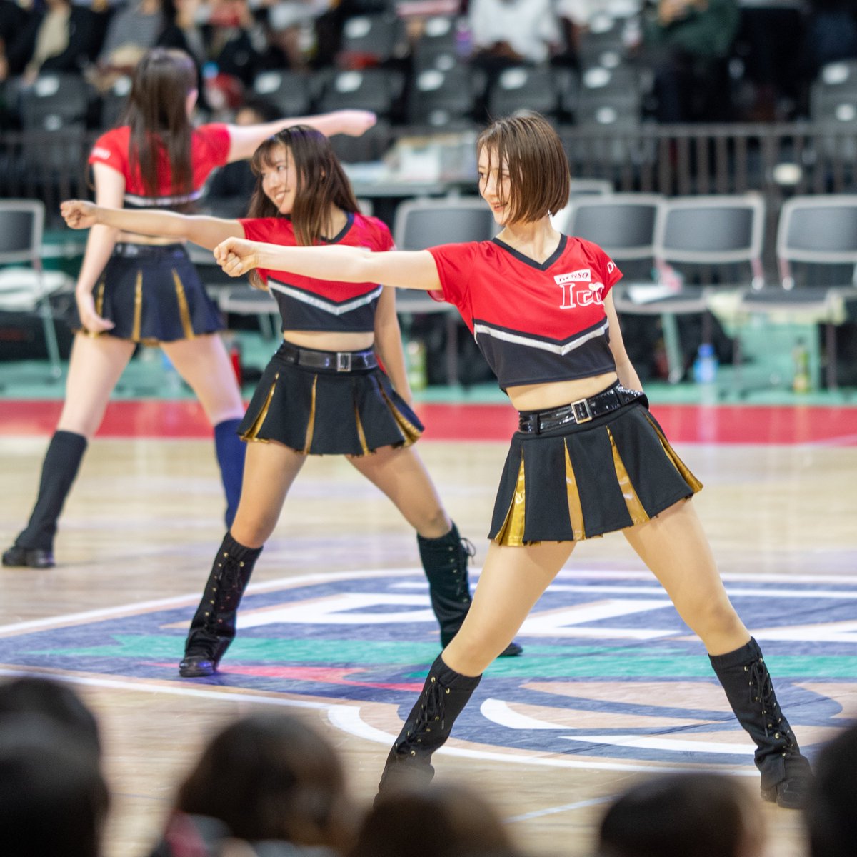 Wリーグファイナルの舞台で踊る仁美さん
白熱する試合🏀 会場の熱気も凄いなかタイムアウトで飛び出して全力で応援する姿が  とても、とても素敵でした また別の場所でもお会いする時は応援する側のチームで！ #デンソーアイリス