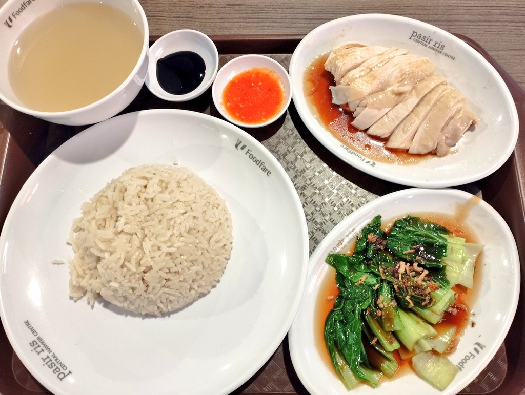 manila_ringo's tweet photo. 晩ごはんは地元Hawkerでチキンライス😊シンガポールは屋台も美味しいじゃない🥹これで630円くらい。もしかしてレストランも屋台も大して味変わらなかったりして😂シンガポール発のミルクティー屋でOat milk Jasmine teaを食後に買って帰った🧋

#シンガポール #Hawker #Lihotea https://t.co/rd8sXNPwDj