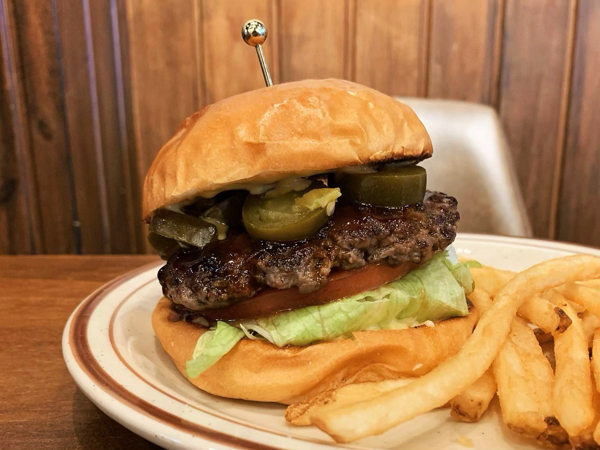新宿御苑前にあるハンバーガー屋さん「GOOD MUNCHIES」いってきました♡
・ハラペーニョバーガー
去年できたばかりの新しいお店✨
小麦の良い香りするバンズに肉肉しく荒々しいパティ😍
結構私好みな感じだった👍