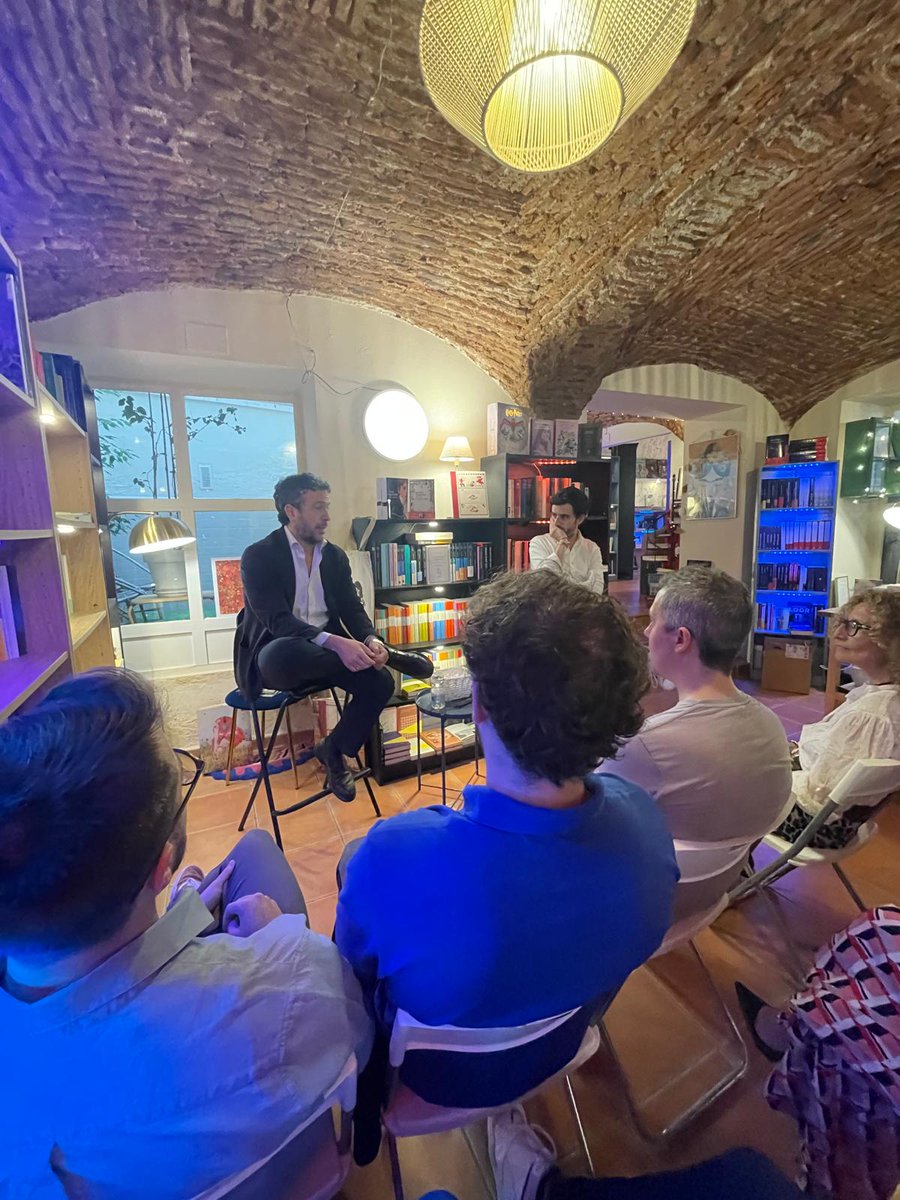 Presentación del último libro de @VVzquez, 'La libertad del artista' ( @Athenaica ), ayer en la librería @LibreriaPuertaT de Cáceres. Un lujo tener a Víctor entre nosotros y poder escucharle: