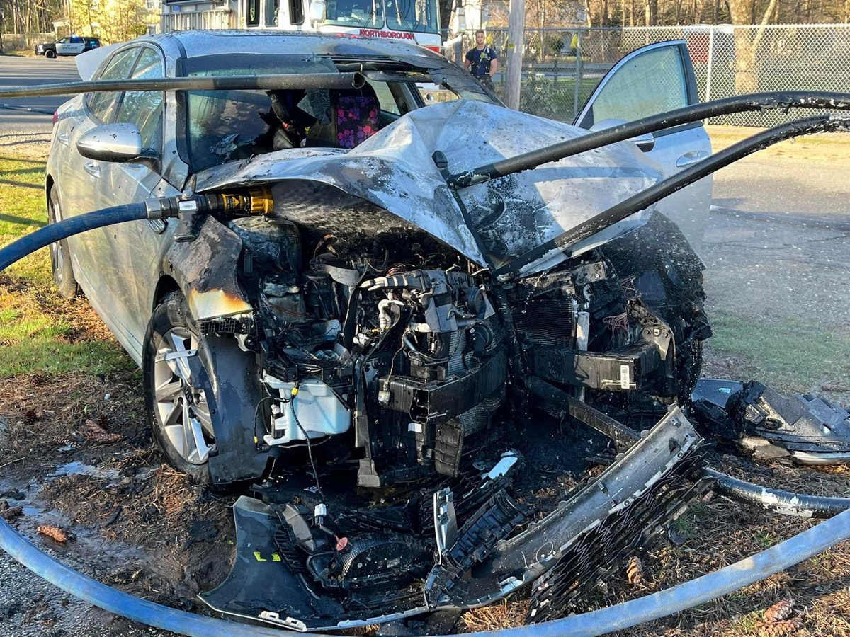 Local3057's tweet photo. B Shift made quick work of a vehicle crash with fire on Howard street just before shift change. The single occupant was not injured. https://t.co/0KB0aHN5Sr
