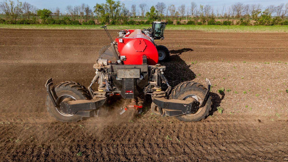 Experience the future of slurry application with the @eversagro Slurry Disc Harrow and Wienhoff slurry tanker, a breakthrough in precision farming technology. It's about optimizing the incorporation of cover crops and creatingn a solid nutrient base for corn sowing.