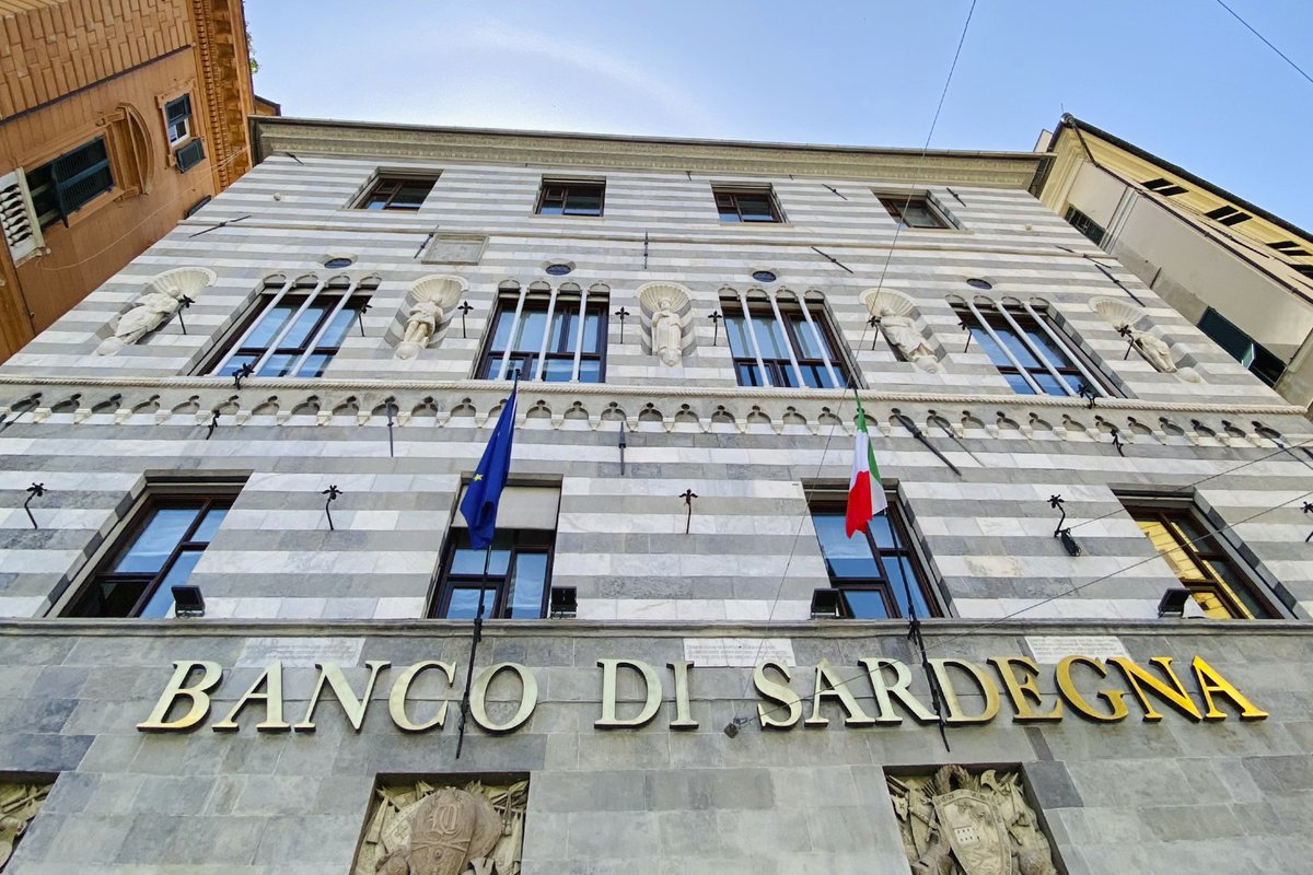 ✨ Affacciato sul lato breve di piazza Fontane Marose il Palazzo di Giacomo Spinola, che si presenta con una facciata a fasce bicrome bianche e nere, è stato costruito intorno alla metà del Quattrocento per la famiglia Spinola, proprietaria fino all’inizio del XIX secolo.