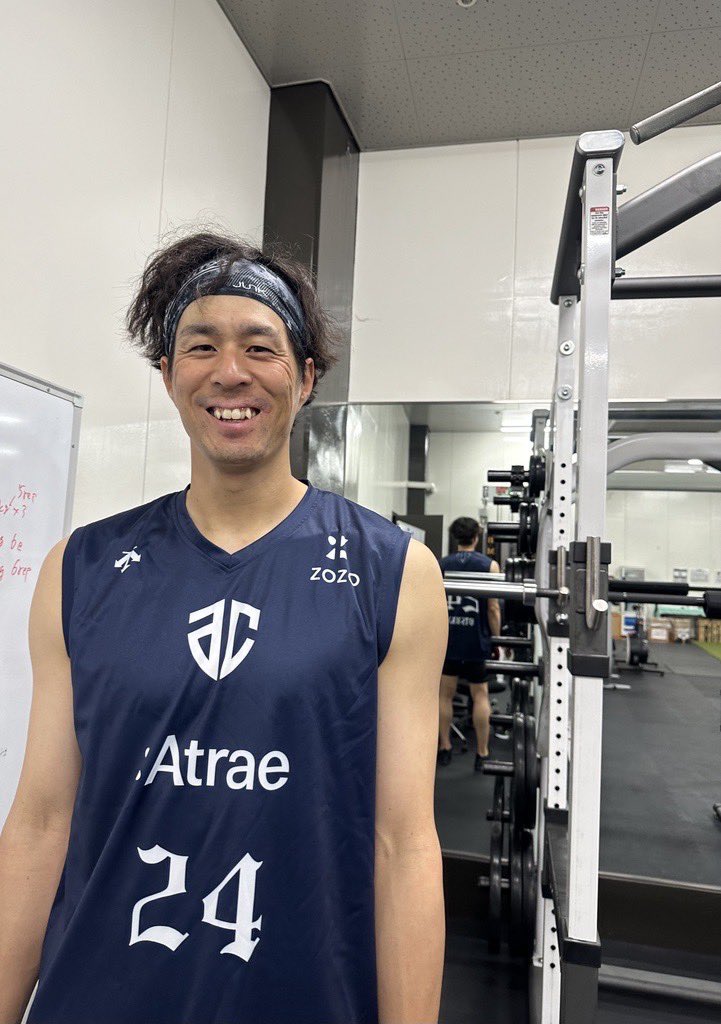 chibalotte_pr's tweet photo. 本日、猛打賞。
チームを引っ張った #岡大海 選手。
試合後はアルティーリ千葉の #大塚裕土 選手にいただいたユニホームを着てウエイト。
もう一汗、流していました。
#chibalotte #広報 https://t.co/UR7clCC07a