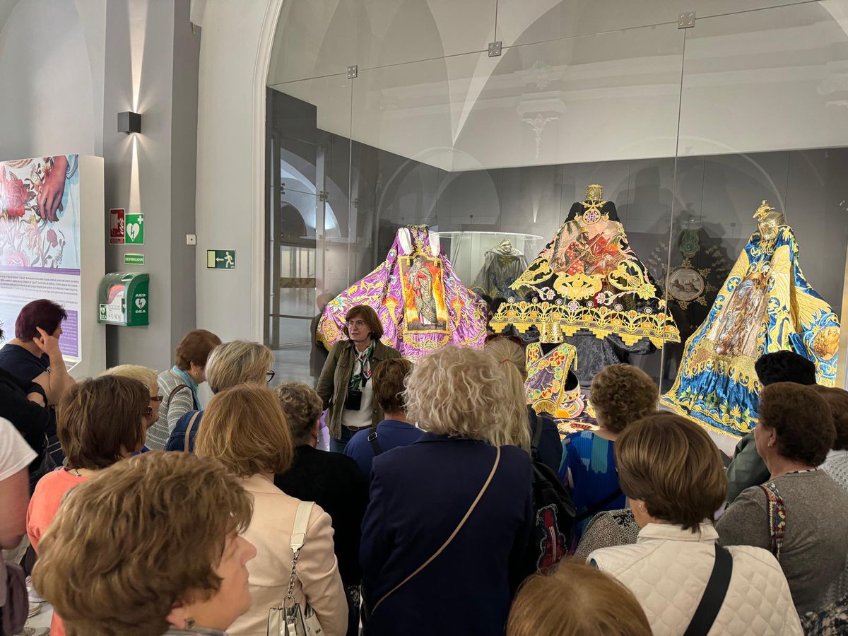 muBBla's tweet photo. Tras Semana Santa, los grupos de visitantes vuelven a disfrutar del bordado lorquino en muBBla. Hoy hemos recibido a más de 350 personas procedente de #Caravaca. Bienvenidos a muBBla, Bienvenidos al Bordado.🧵 🪡 https://t.co/IucFhE26Co