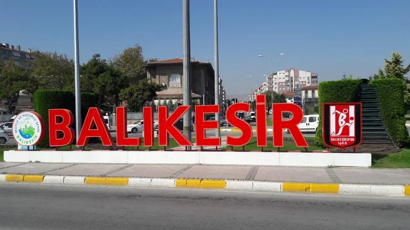 Bu şehir tabelalarına karşı değilim. Hatta insanların kendi şehrine aidiyet duyması ve bu aidiyeti fiziksel bir objeyle fotoğraf çekerek paylaşmaları güzel bir şey. Ama bizim tabelalarda eksik olan şey karakter. Seçilen font, konulduğu yer vs. gibi konuların derinine inemiyoruz.