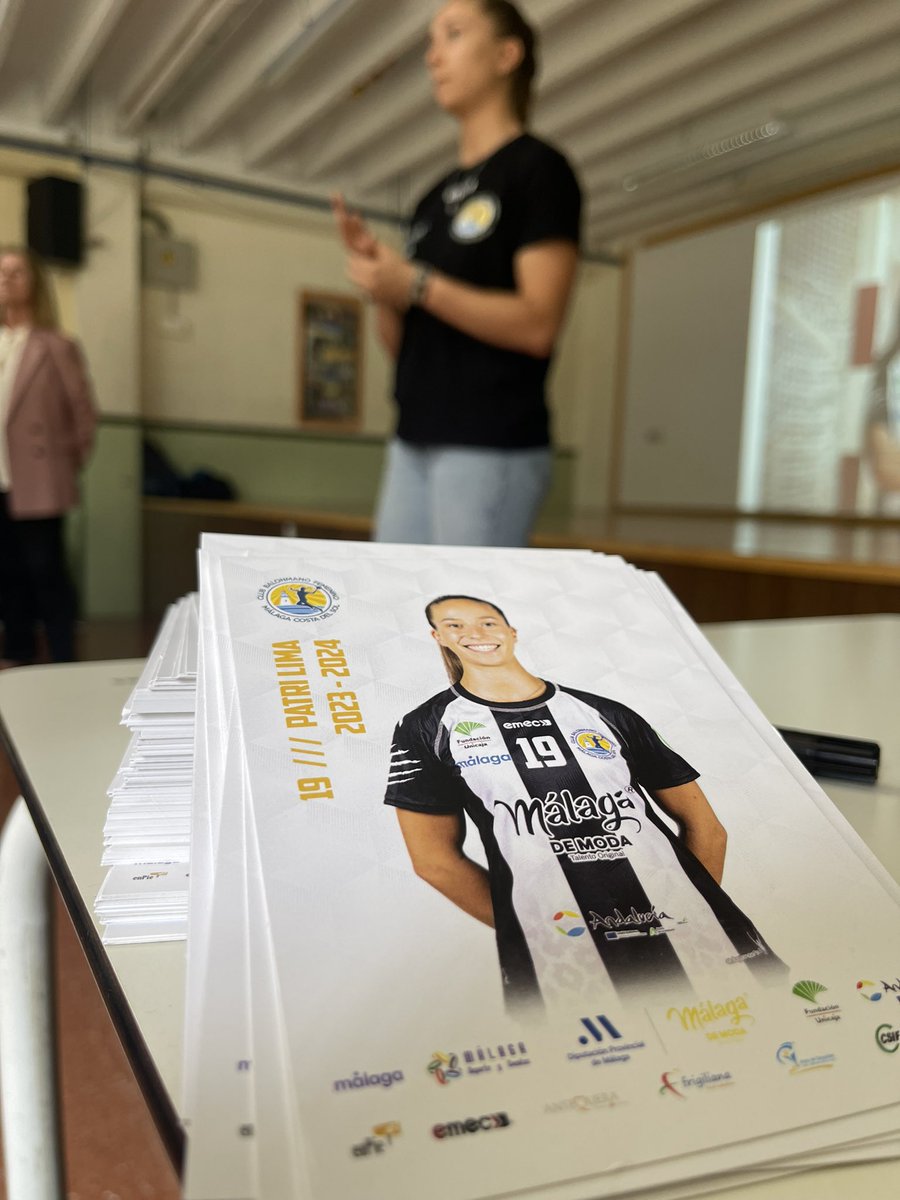 📸 @patricialima_19 es hoy la protagonista del 'Taller de Actividad Física y Salud' junto con la doctora Ana Navarro celebrado en el CEIP Manolo Garbayo con la organización del Ayuntamiento de @malaga ⚫️⚪️ #SomosPanteras